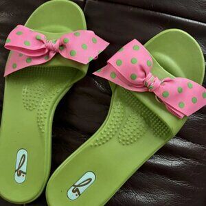 Oka b Green Slides Pink bows with green dots Size 8